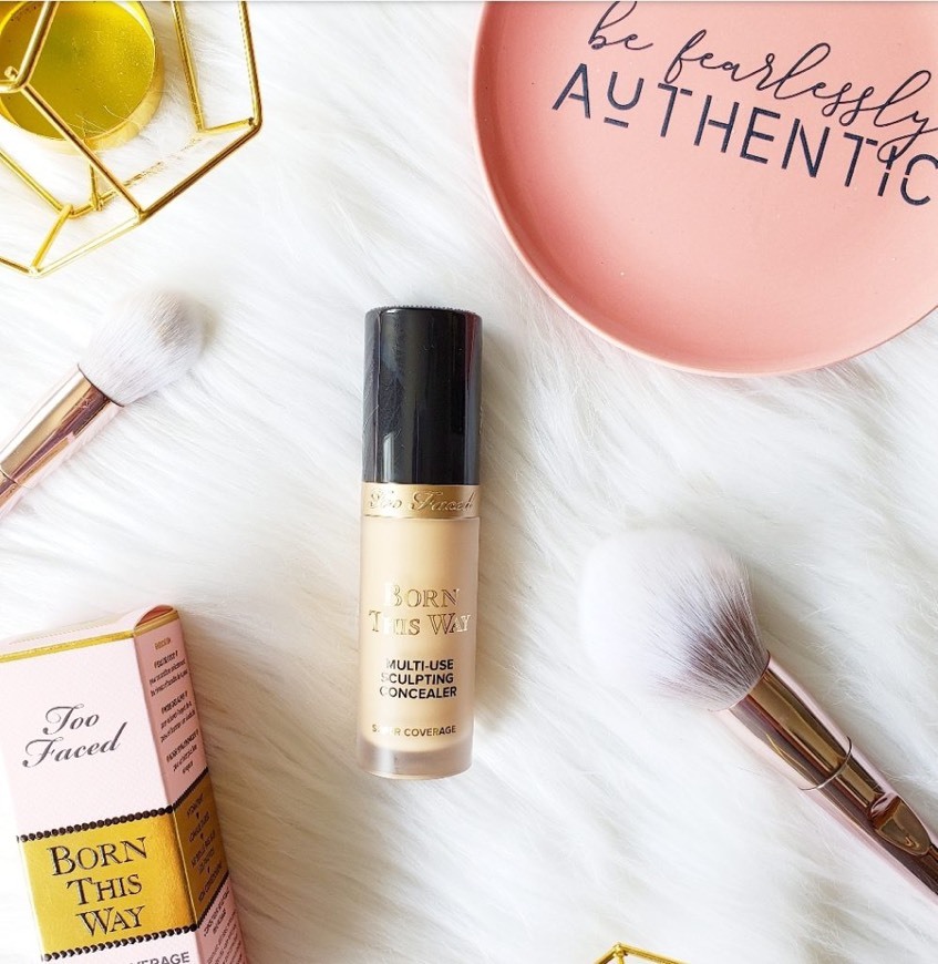 Social TOOLDEN - Corrector esculpido multiusos, color dorado y beige, con texto"Born This