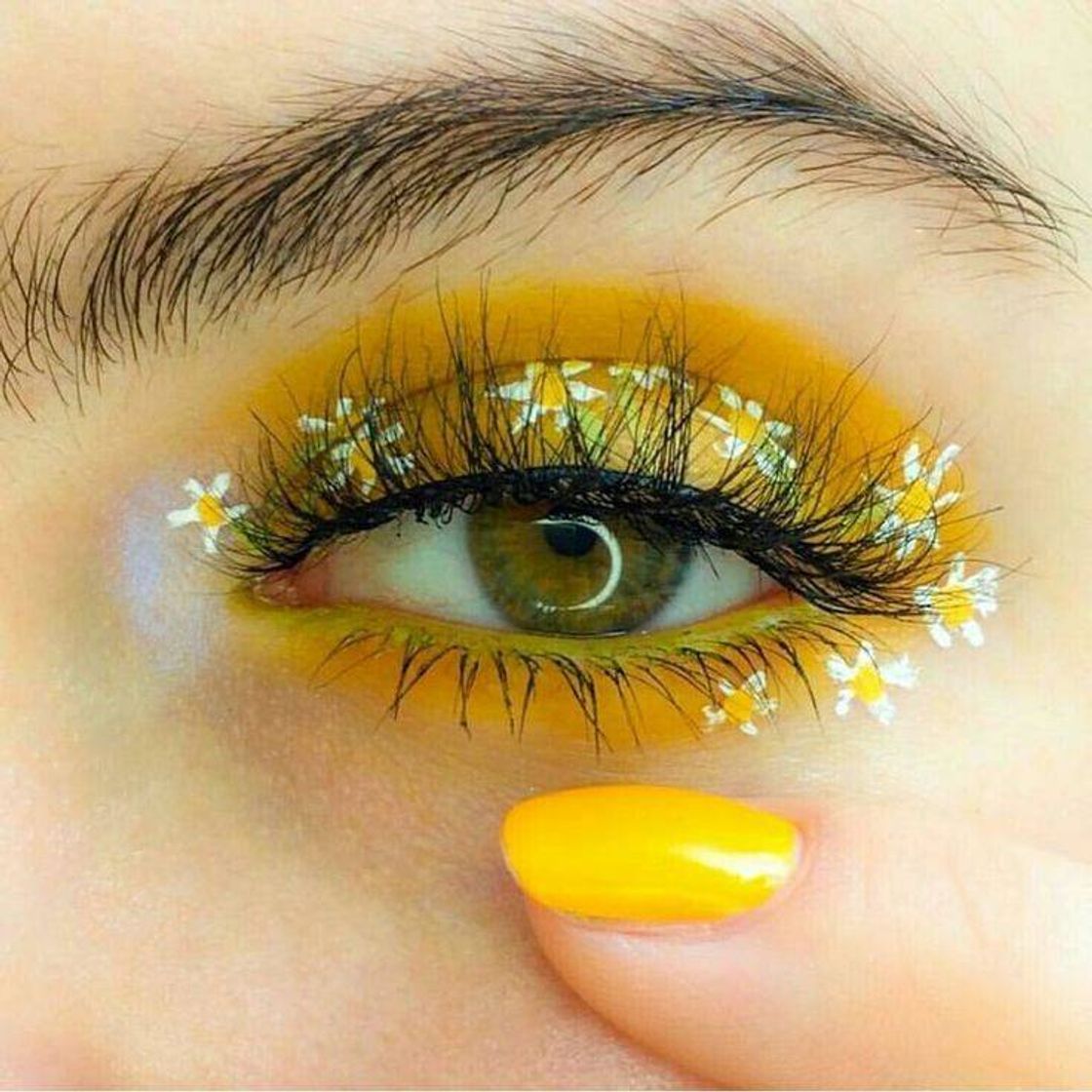 Moda yellow makeup