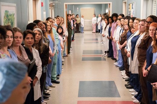 Fila de mulheres em grey's anamoty