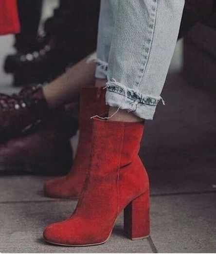 sapatos altos vermelhos