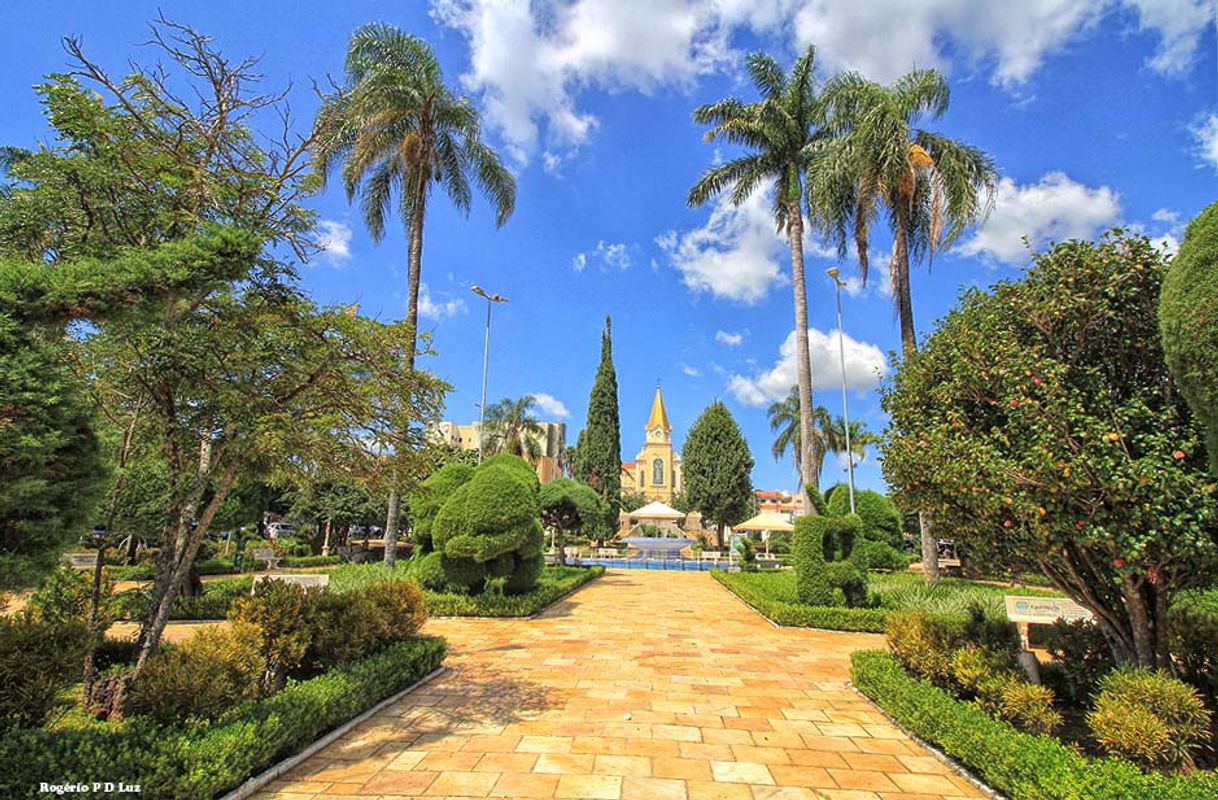 Lugar Praça Matriz / Lojas em Monte Sião/MG