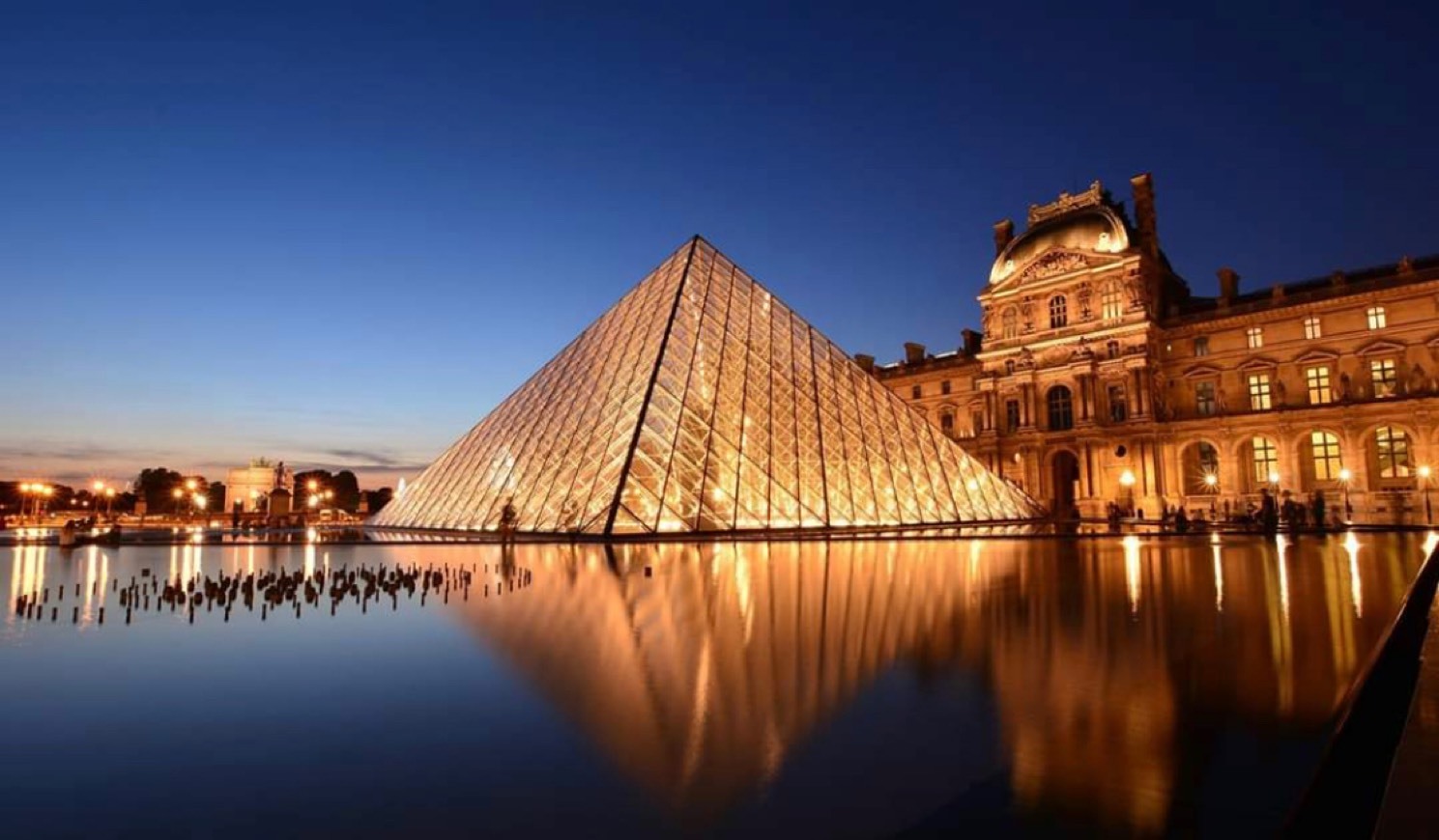 Place Pyramide du Louvre