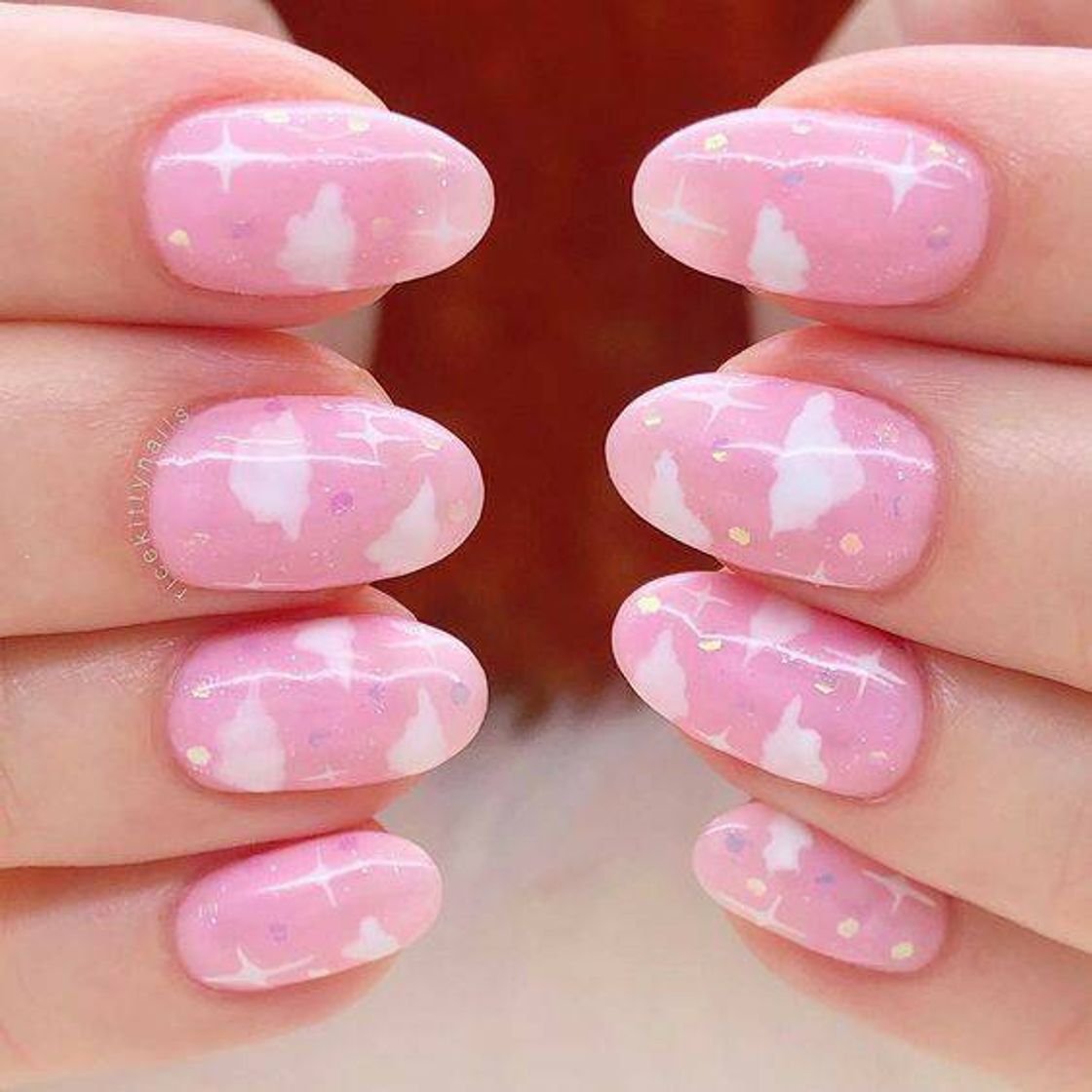 Moda Unhas cor de rosa e detalhes com desenhos de nuvem 