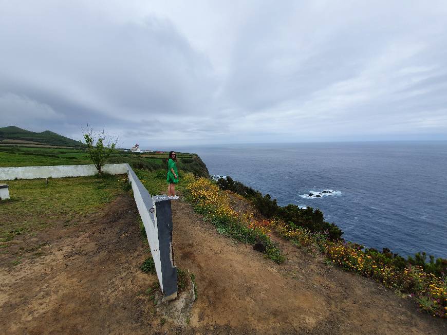 Lugar Ponta Da Ferraria natural swimming pool