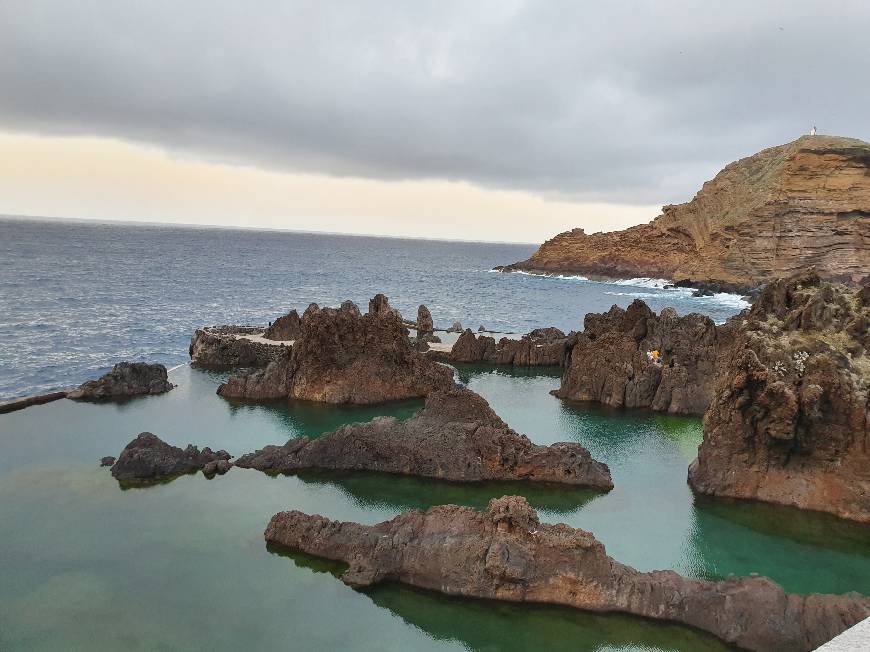 Lugar Piscinas Naturais de Porto Monìz