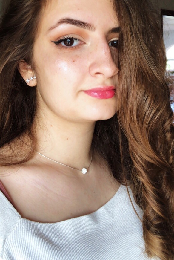 Social Magnólia colar junto ao pescoço 