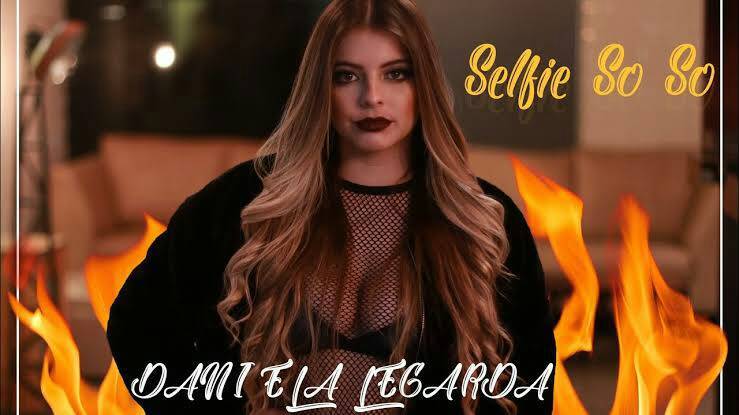 Canciones SELFIE SO SO SO (roast yourself challenge) - Daniela Legarda