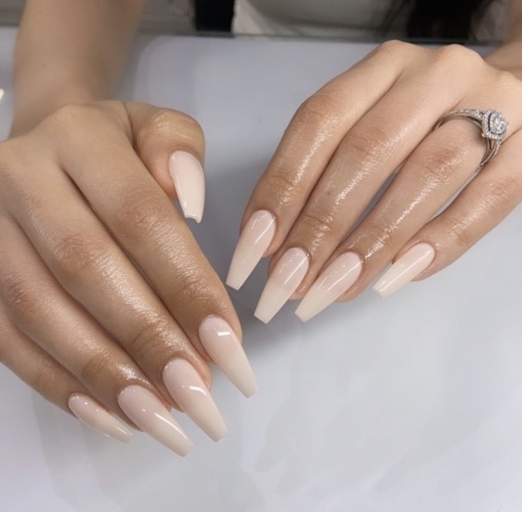 Moda White Nails