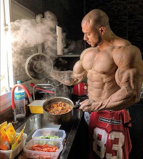 Bodybuilder showed how fitness photos can be misleading - Insider