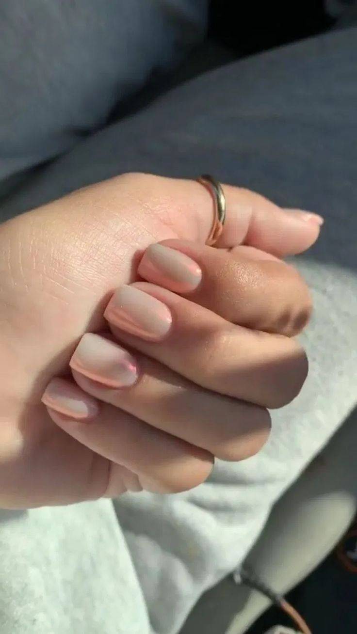 Moda Nude manicure