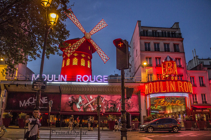 Place Moulin Rouge