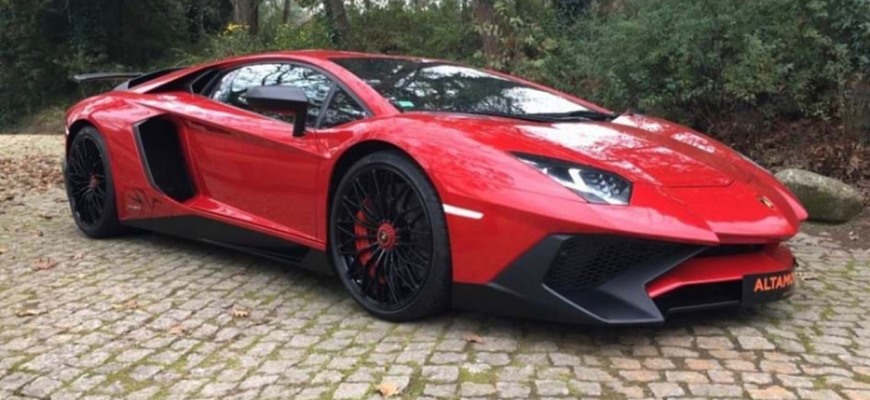 Social Lamborghini Aventador
