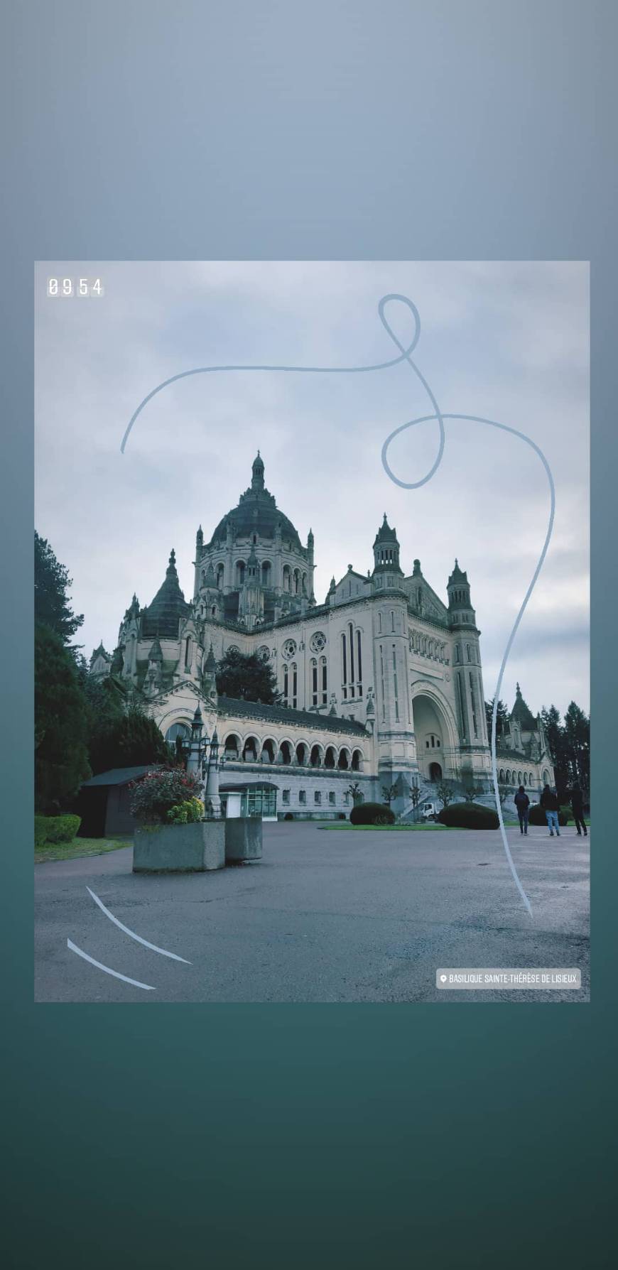 Place Basilique Sainte-Thérèse de Lisieux