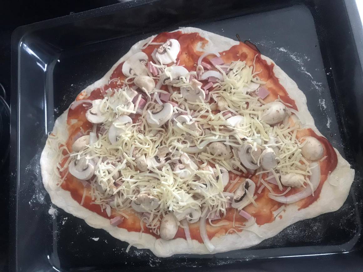 Pizza de cogumelos com fiambre 