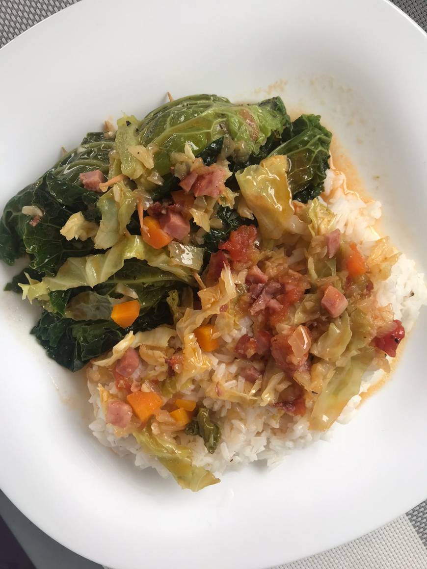 Salsichas frescas com couve lombarda