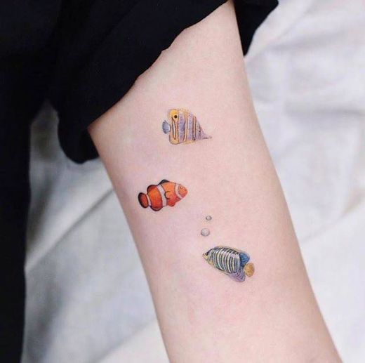 Tatuagem criativa de peixinhos 