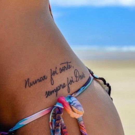 Tatuagem de frase motivational 