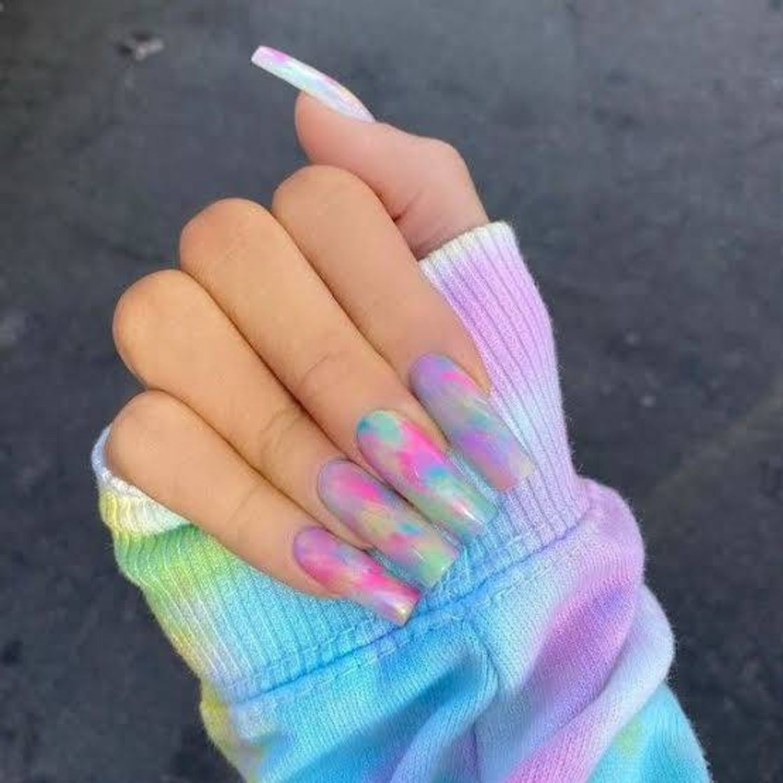 Fashion Unhas tie-dye: inspirações e dicas para copiar 