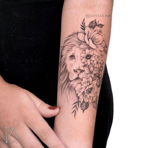 Tatuagem do leão com uma flores