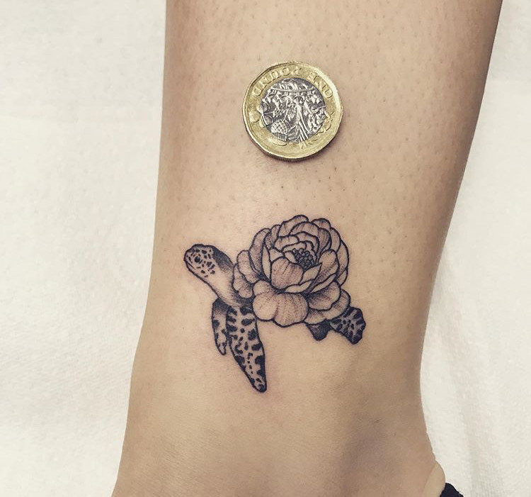 Fashion Tatto Tartaruga com Flor