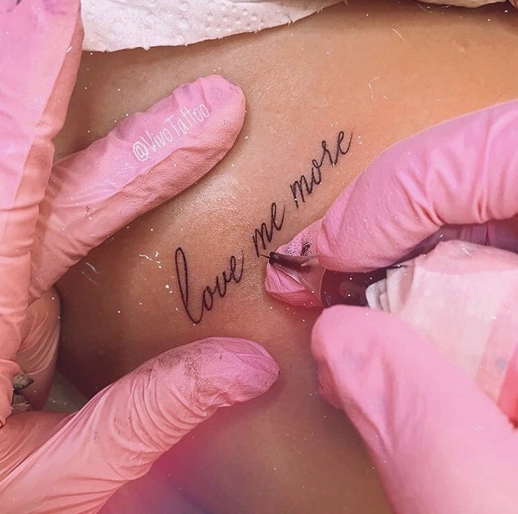 Fashion Tatto Frase "Love Me More"