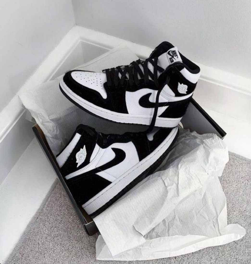 Moda Black and white Nike Jordan 1s mid