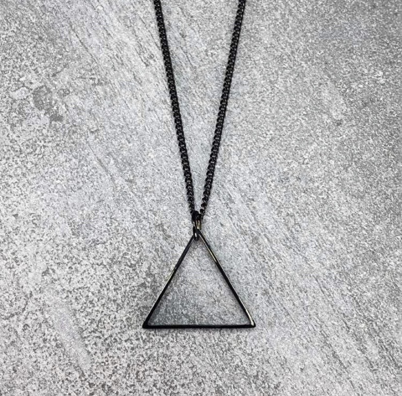 Products MINIMAL TRIANGLE NECKLACE