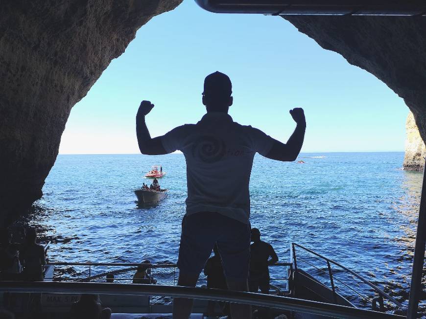 Lugar Grutas e Costa / Caves and Coastline 