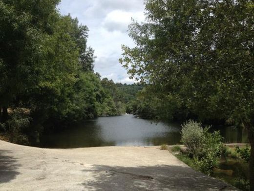 Praia Fluvial Da Folgosa