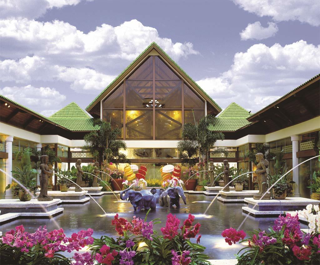 Places Loews Royal Pacific Resort