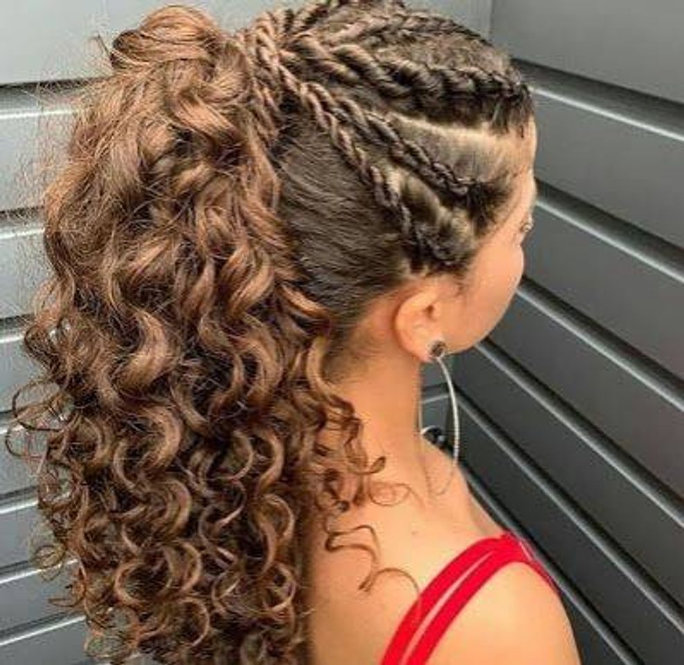 Fashion Penteado lindo com cabelo crespo