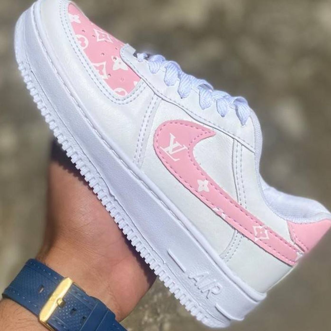 Moda TÊNIS NIKE AIR FORCE BRANCO COM SÍMBOLO ROSA CLARO