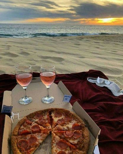 Eu, vc o mar e ela 👉🏼🍕