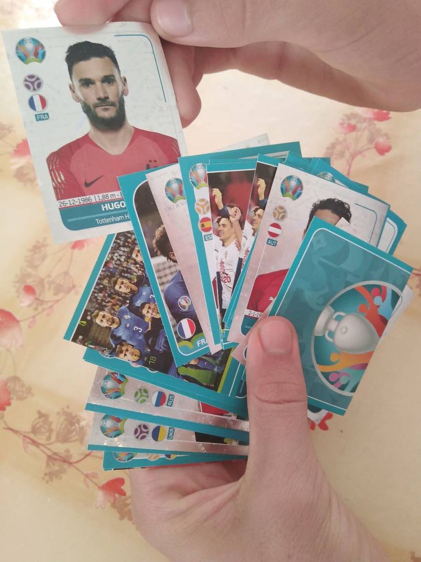 Moda Ordenando os cromos para futuras trocas. 