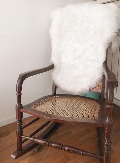 Cadeira com tapete de pêlo 