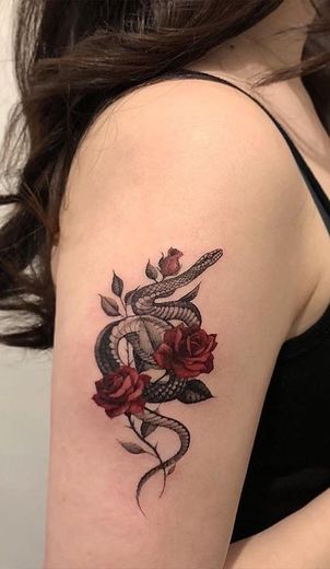 Tatuagem serpente e rosas