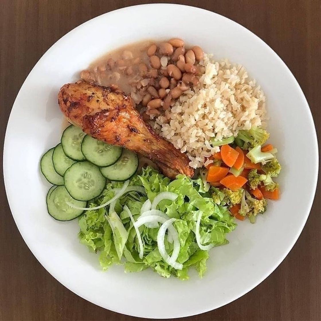 Social Feijão, arroz integral, frango, saladas e legumes. 