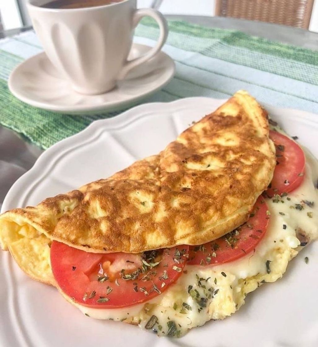 Fashion Omelete com queijo, tomate e orégano 