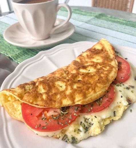 Omelete com queijo, tomate e orégano 