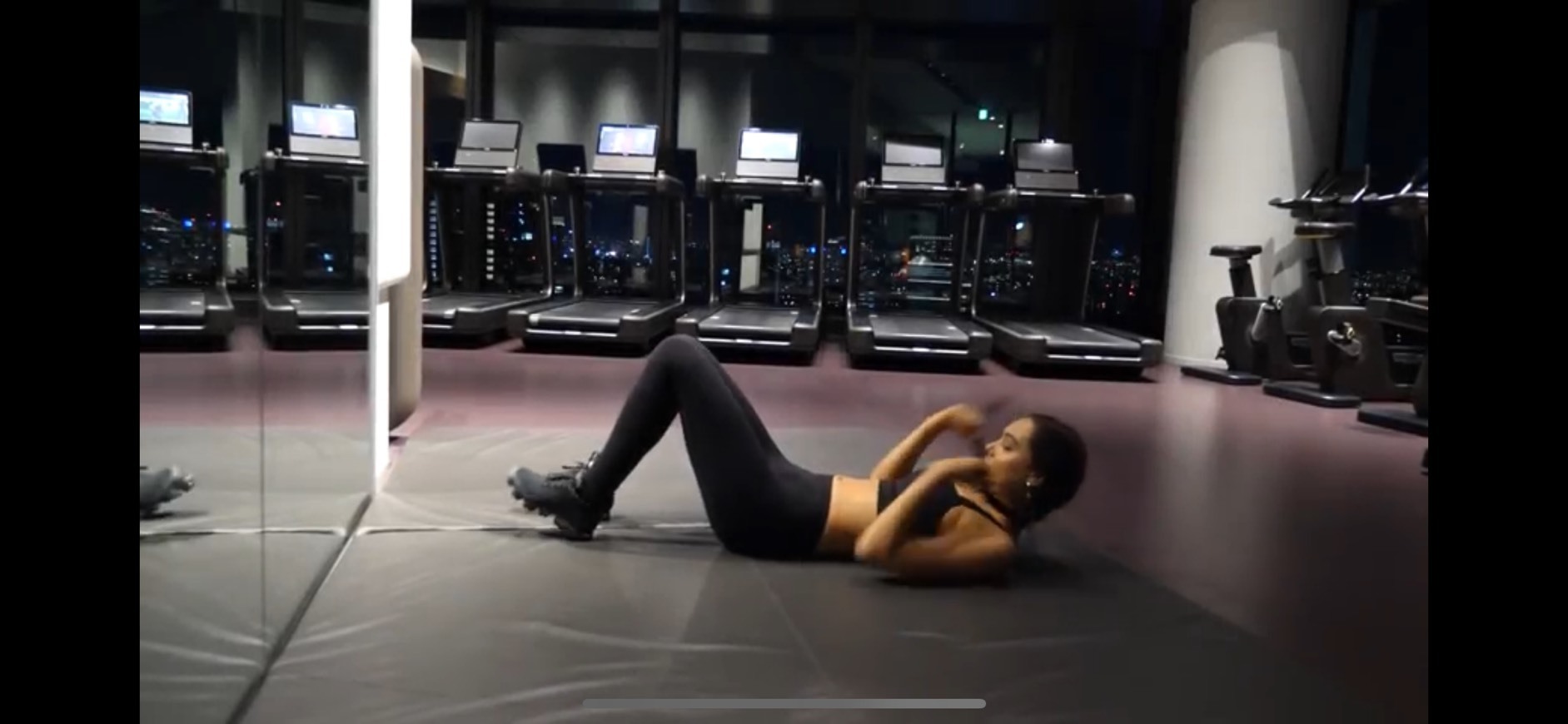 Moda 10 mins abs workout - Alexis Ren