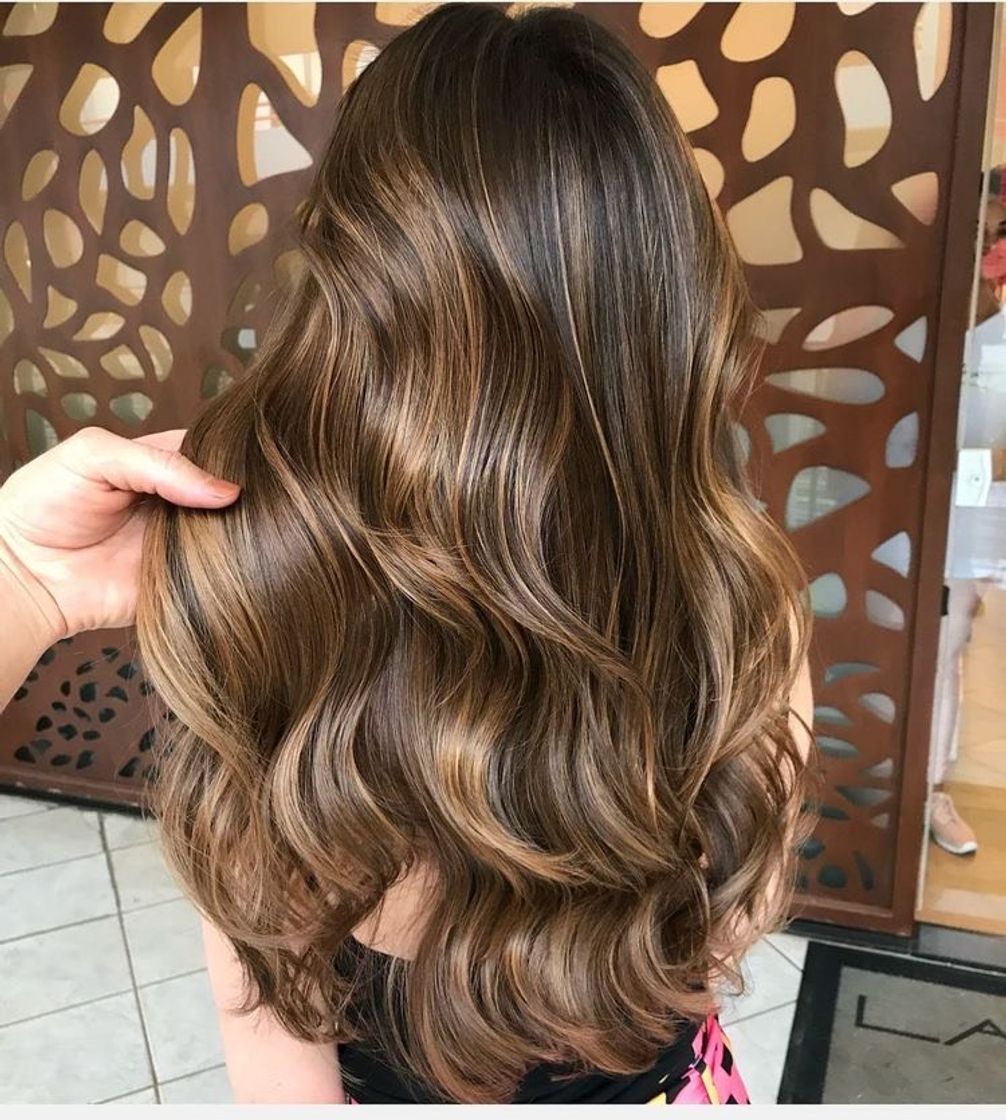 Moda cabelo escuro com luzes 