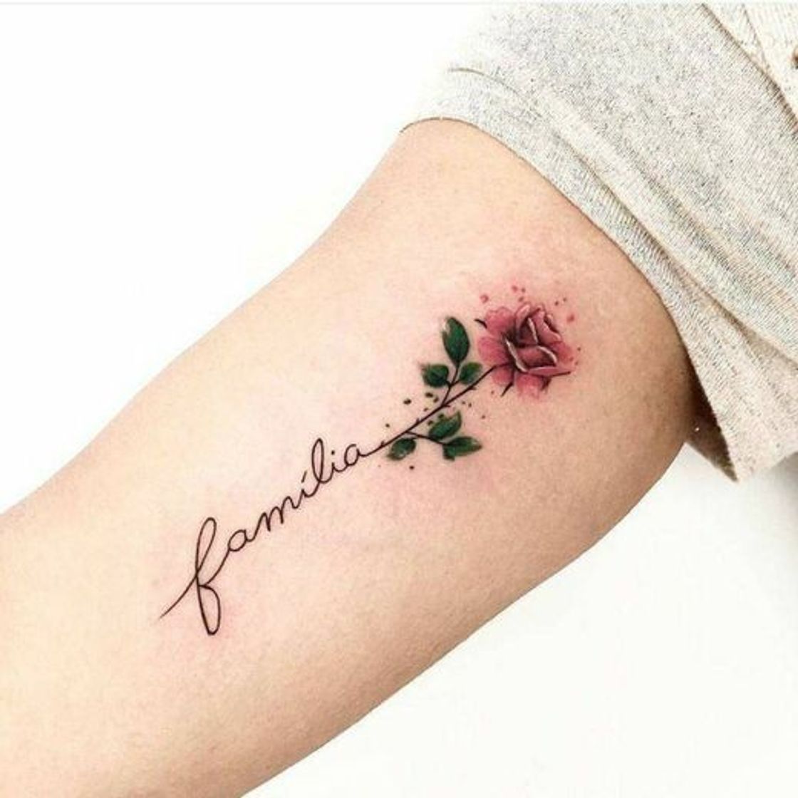 Social Tatuaje femenino en el brazo