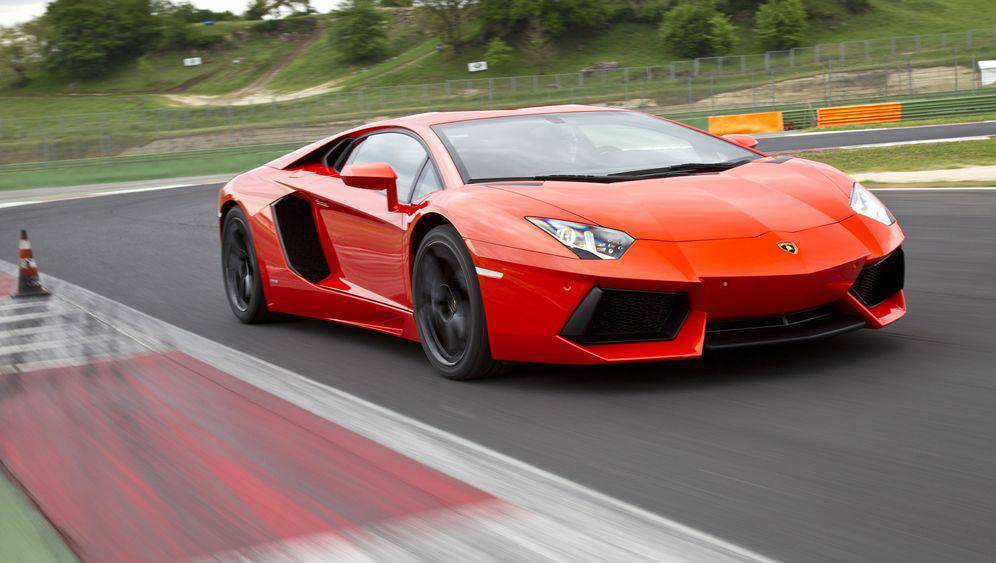 Social Lamborghini Aventador