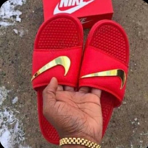 Chinelos Nike vermelhos