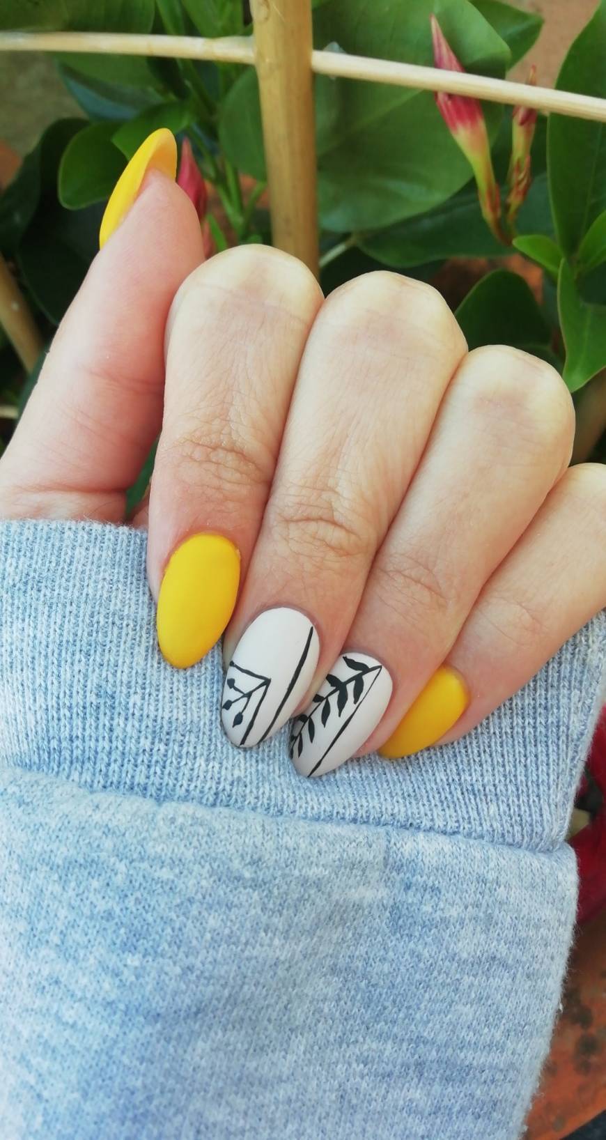 Moda Yellow nails