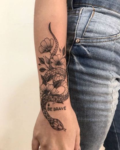 Tatuagem cobra com flores