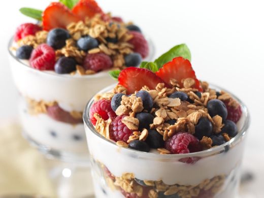 Taça de iogurte com granola e frutos vermelhos 