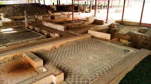 Casa del Mitreo y área funeraria de Los Columbarios