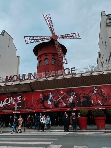 Place Moulin Rouge