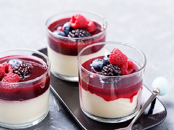 Moda Panna Cotta Com Calda De Frutos Vermelhos